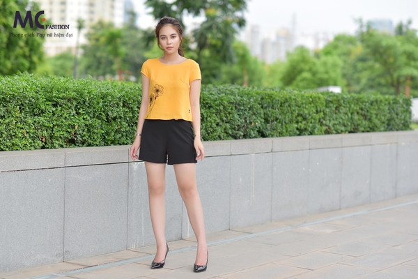 Áo croptop họa tiết hoa cách điệu