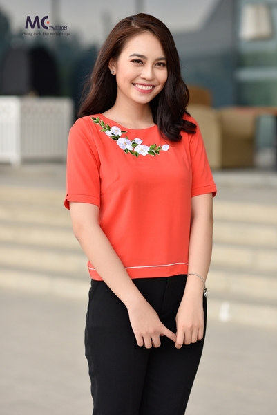 Áo croptop nhấn hoa cách điệu