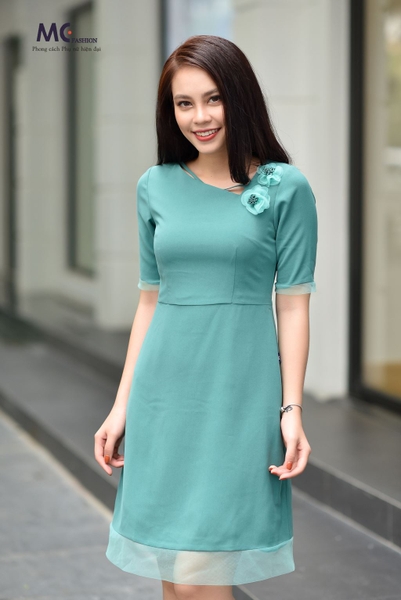 Đầm xanh lơ nhấn hoa cách điệu