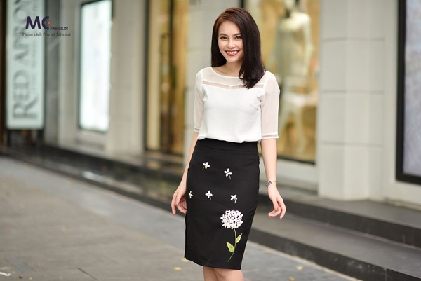 Chân váy đính hoa nổi cách điệu