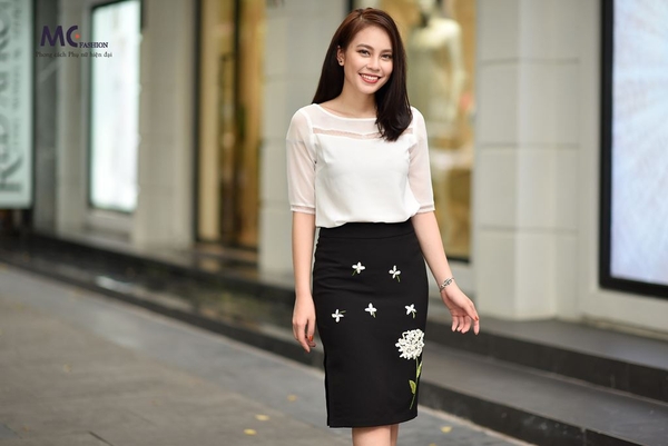 Chân váy đính hoa nổi cách điệu
