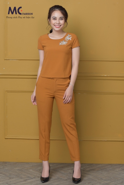 Bộ đồ công sở nhấn hoa cầu vai cách điệu