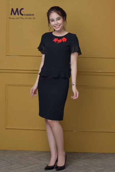 Áo croptop trang trí hoa cách điệu