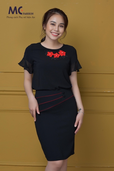 Áo croptop trang trí hoa cách điệu