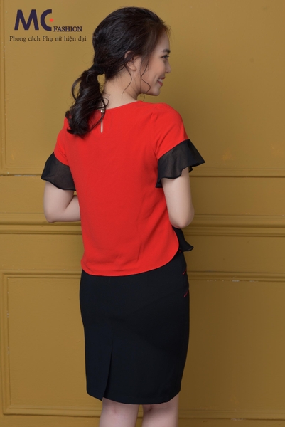 Áo croptop màu đỏ trang trí hoa cách điệu