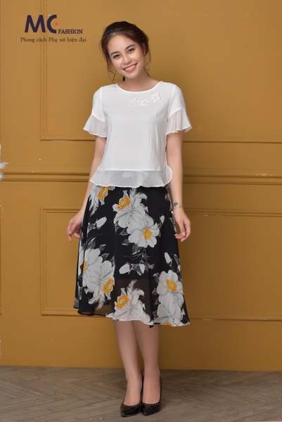 Áo croptop màu trắng tay bèo