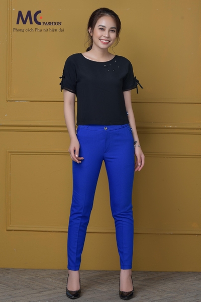Áo croptop màu đen tay cách điệu
