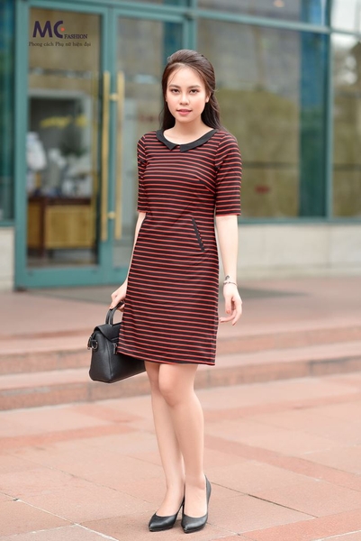 Đầm suông kẻ sọc cách điệu