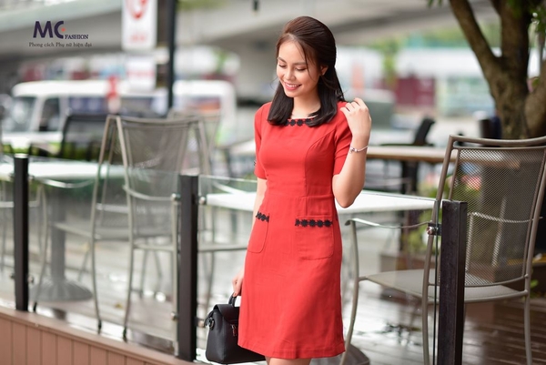 Đầm suông màu đỏ năng động