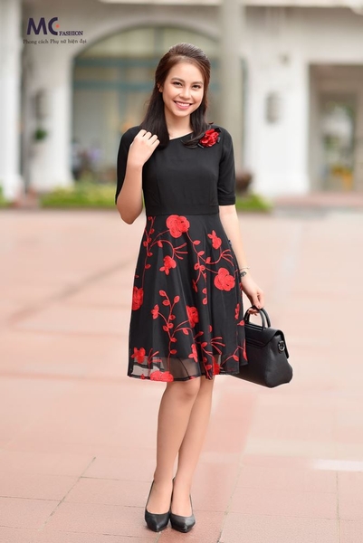 Đầm liền dáng xòe họa tiết hoa cách điệu