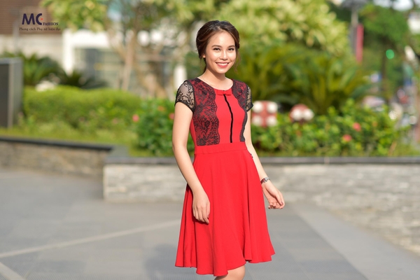 Đầm đỏ phối ren dáng xòe