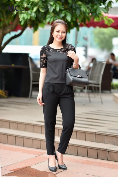 Áo croptop màu đen phối ren cách điệu
