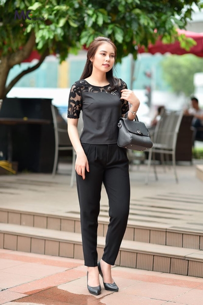 Áo croptop màu đen phối ren cách điệu
