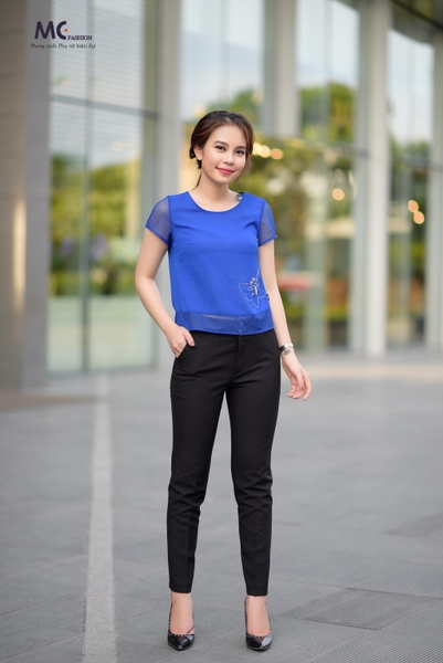 Áo croptop màu xanh cách điệu