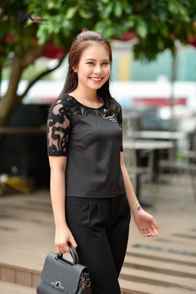 Áo croptop màu đen phối ren cách điệu