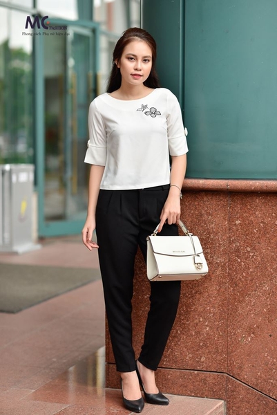 Áo croptop màu trắng thêu cách điệu