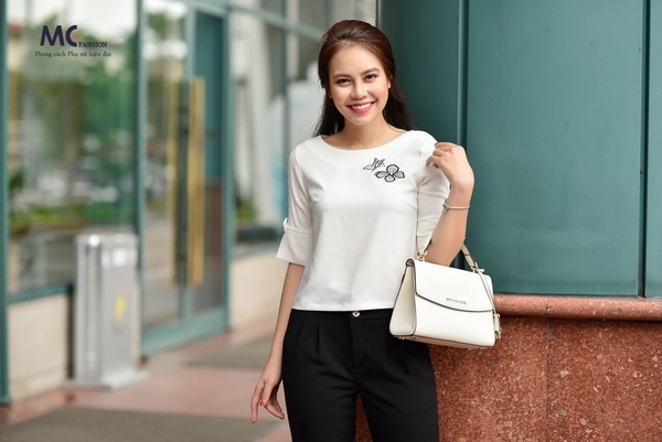 Áo croptop màu trắng thêu cách điệu