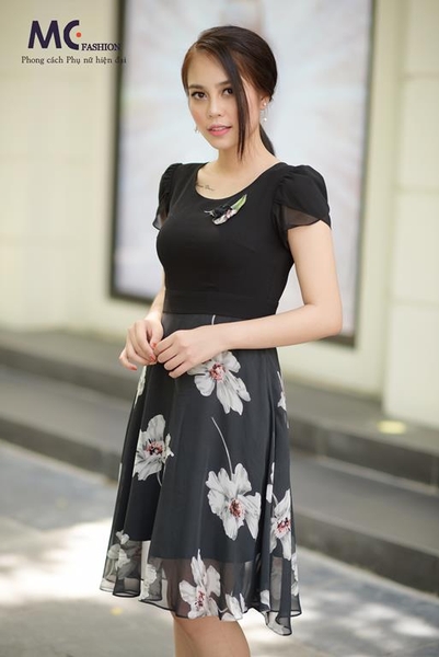 Đầm liền họa tiết hoa bản lớn
