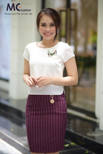 Áo croptop nhấn hoa cách điệu