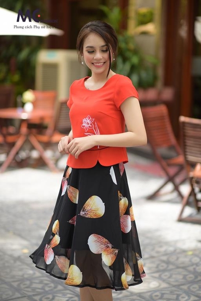 Chân váy hoa họa tiết lớn