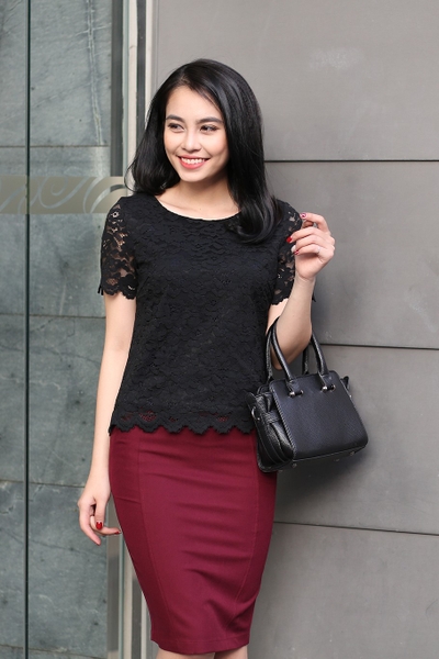 Áo croptop đen tay ren