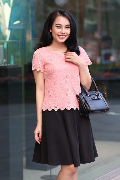 Áo croptop ren màu hồng