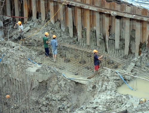 Ông lớn xây dựng đi nhặt bạc lẻ