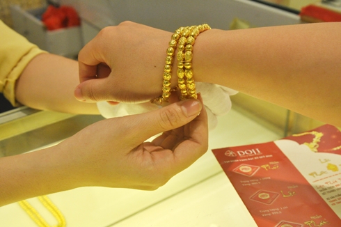 Giá vàng SJC giảm chậm hơn thế giới