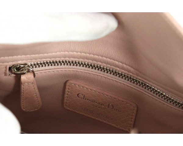 Những dấu hiệu nhận biết túi Dior thật