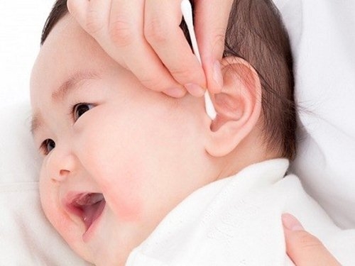 Dùng tăm bông lấy ráy tai cho con, sai rồi mẹ ơi, hãy làm theo cách này