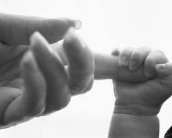 “Bắt bệnh” cho bé qua 9 dấu hiệu của móng tay