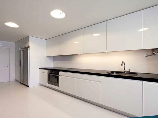 Xu hướng thiết kế tủ bếp nhựa acrylic bóng giương