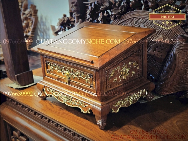 Kệ tụng kinh gỗ đục chạm sen