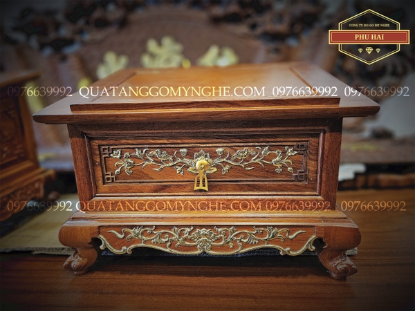 Kệ tụng kinh gỗ đục chạm sen dát vàng