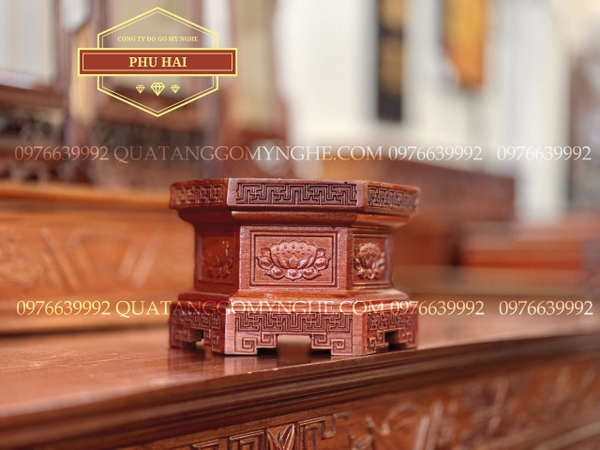 đế gỗ kê tượng mặt lục giác chạm sen