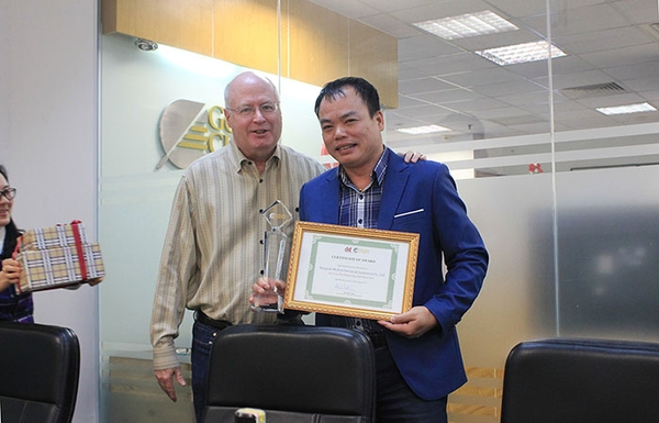 DKT & GOLDEN CHOICE TRAO GIẢI THƯỞNG “CÔNG TY PHÂN PHỐI TIÊU BIỂU 2016” CHO CÔNG TY DONGKUK