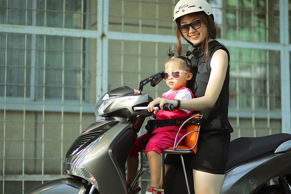 Bé đi xe máy – những điều cha mẹ cần lưu ý