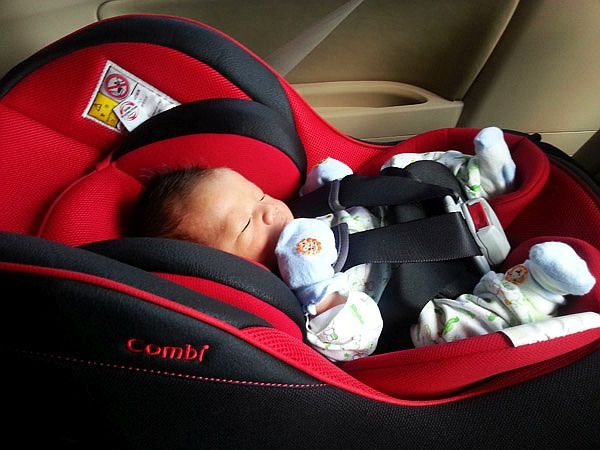 Cha mẹ có nên để bé ngủ quá lâu trên ghế ngồi ô tô cho bé?