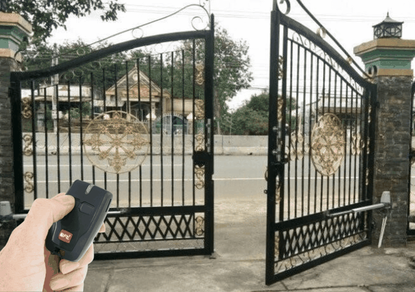 Cổng mở tự động điều khiển từ xa mở cửa 2 cánh và xếp 4 cánh