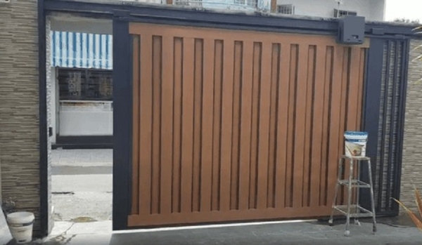 Mẫu cổng rào lùa ngang ốp nhựa giả gỗ 2 mặt sang trọng hiện đại