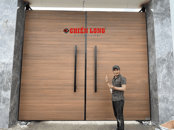Cửa cổng mở 2 cánh ốp nhựa giả gỗ ngoài trời thiết kế hiện đại CLG012