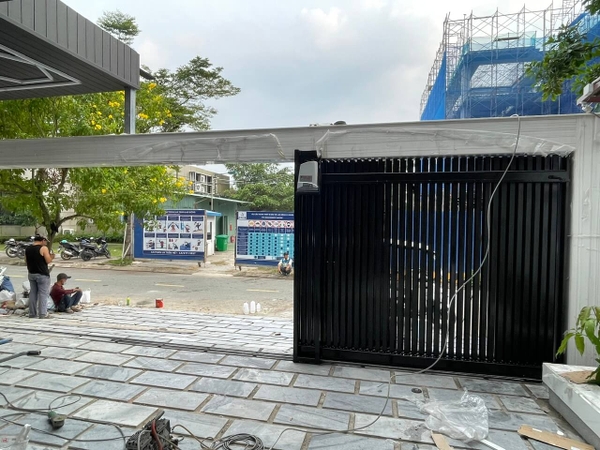 Cửa cổng sắt lùa xếp 3 cánh tự động cho nhà phố, biệt thự, nhà xưởng