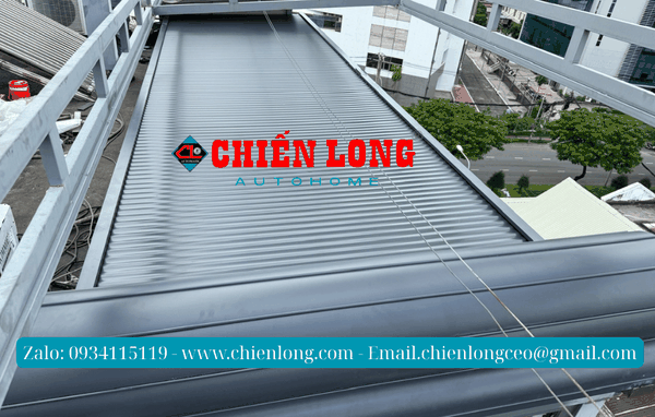 Công trình lắp đặt mái nhôm cuốn tự động chống nắng trên mái kính nhà chị Oanh Q12.TPHCM