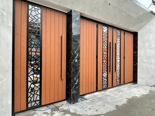 Mẫu cổng 4 cánh ốp nhựa giả gỗ ngoài trời - Phối hoa văn cắt CNC thiết kế hiện đại