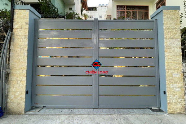 Mẫu cổng sắt 2 cánh thiết kế hiện đại sọc ngang hiệu ứng 3D mới nhất 2025