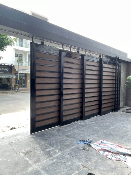 Mẫu cửa cổng lùa xếp ray treo - tối ưu không gian sống cho gia đình