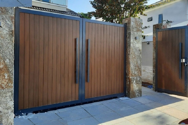 Mẫu cửa cổng sắt 2 cánh Ốp tấm nhựa giả gỗ ngoài trời CL0075 Mẫu Cửa Cổng Sắt 2 Cánh Ốp Tấm Nhựa Giả Gỗ Ngoài Trời Cl0075