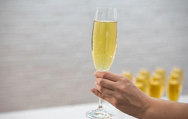 Có nên lắc rượu champagne trước khi uống không?