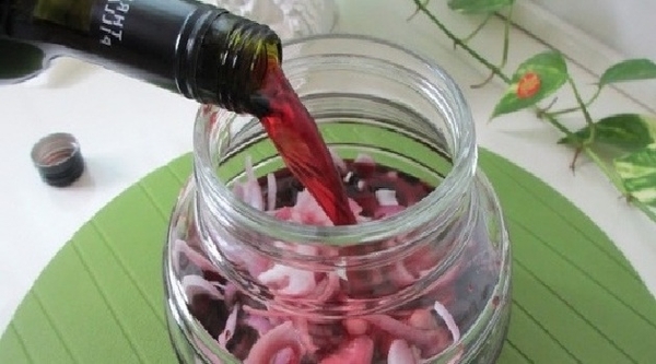 Hành tây ngâm rượu vang đỏ, bài thuốc chữa xương khớp, huyết áp cực hiệu quả