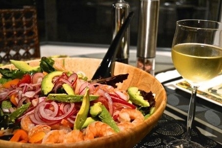 Cách kết hợp các món salad và rượu vang ngon tròn vị